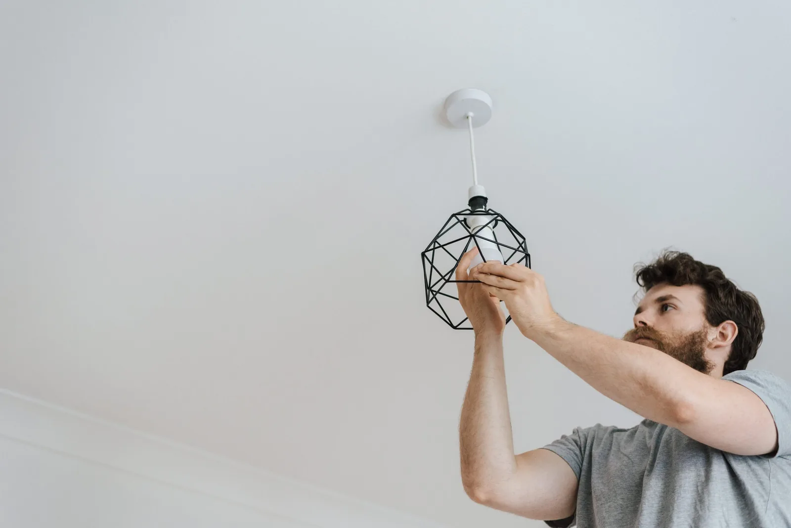 Installation d’un luminaire dans un intérieur moderne
